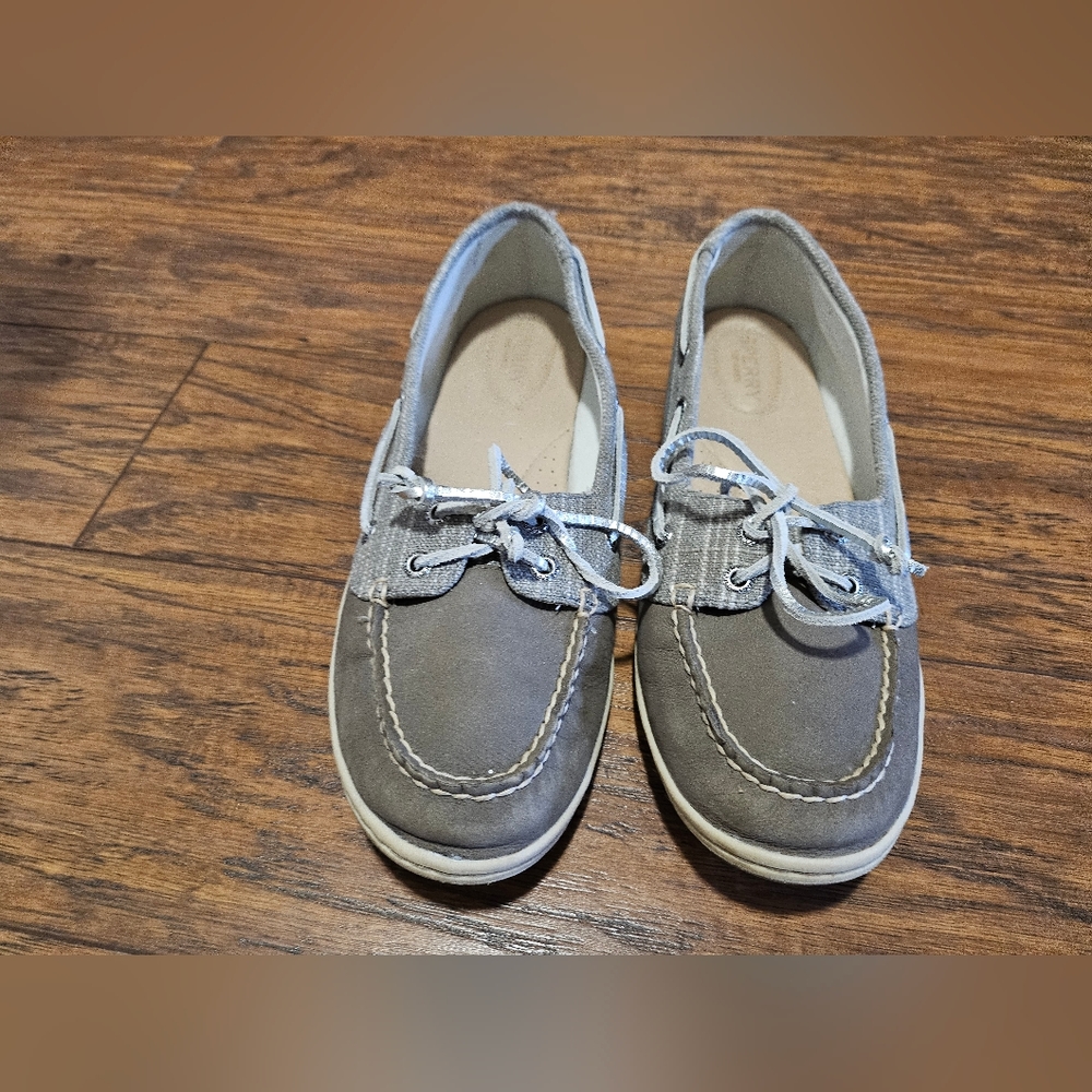 WOMANS SPERRYS, WORN ONCE. - Picture 5 of 6